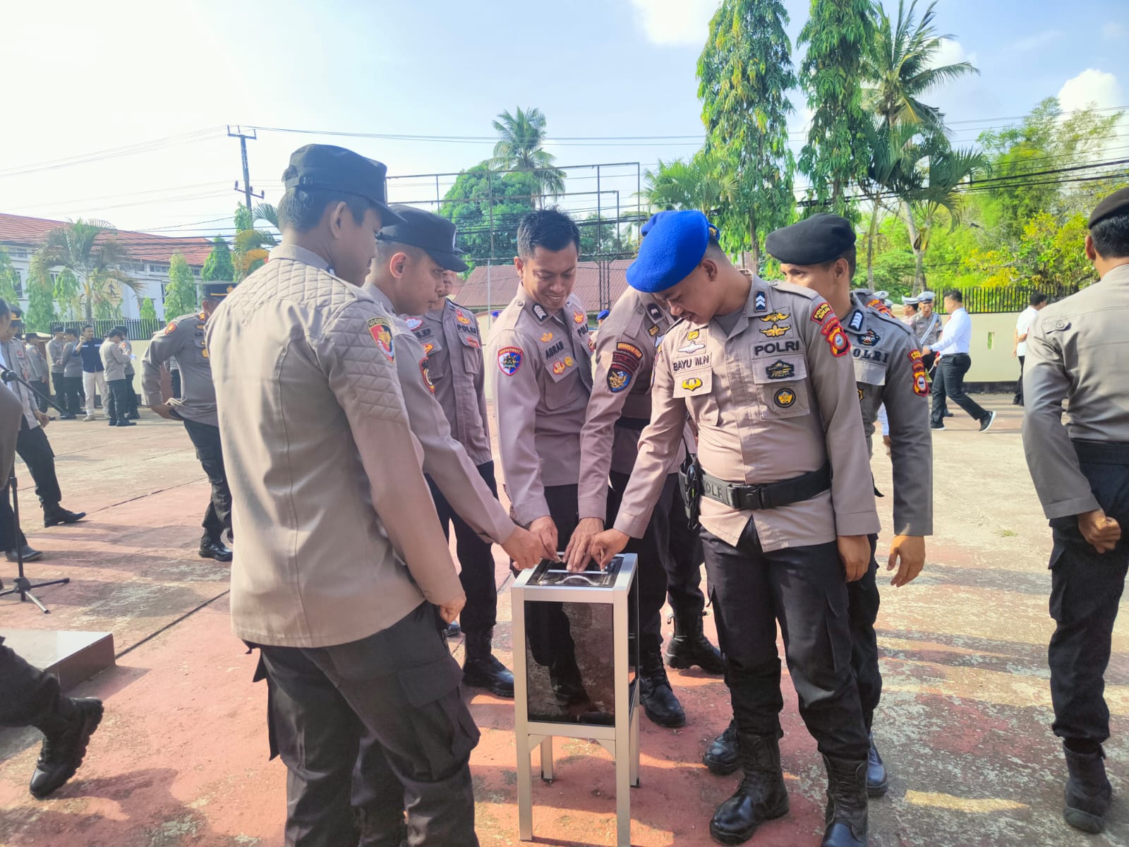 Kegiatan Rutin Personil Polres Sinjai Sisihkan Uang Dalam Kotak Amal Selesai Apel