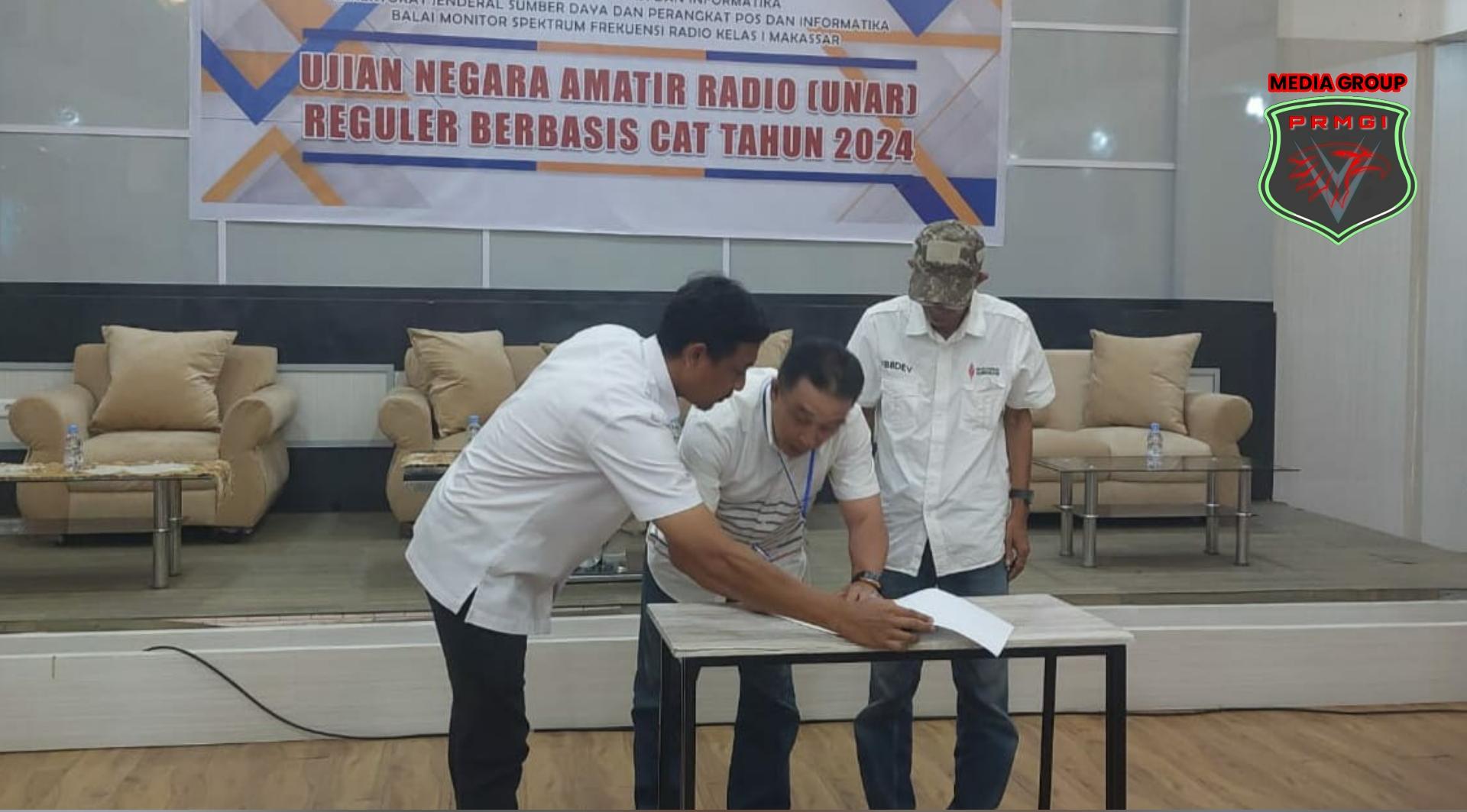 Penandatanganan salah satu peserta UNAR disaksikan oleh Bendahara